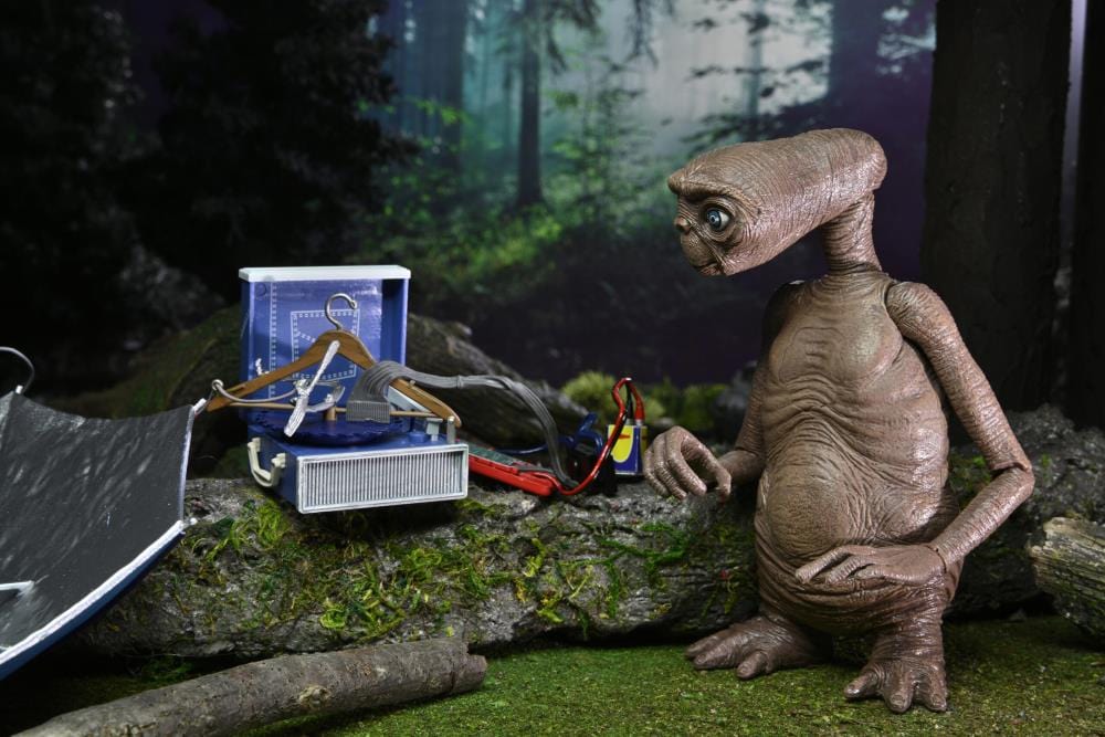 E.T. 40th Anniversary 7" Scale Figures - Ultimate Deluxe E.T. w/ LED Chest & Phone Home Communicator - Pop-O-Loco - NECA