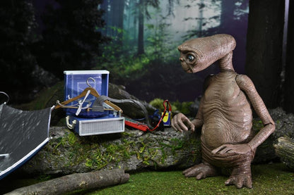 E.T. 40th Anniversary 7" Scale Figures - Ultimate Deluxe E.T. w/ LED Chest & Phone Home Communicator Pop-O-Loco